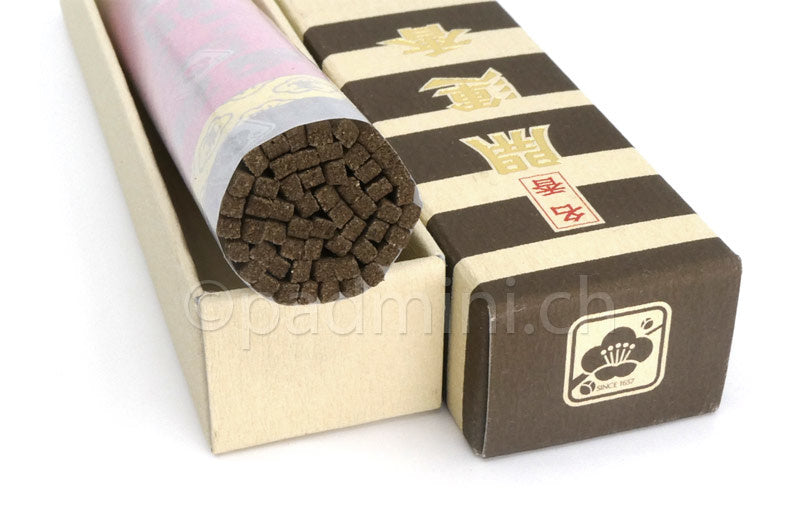Geöffnete 37-g-Packung Baieido Kai Un Koh mit sichtbaren japanischen Räucherstäbchen