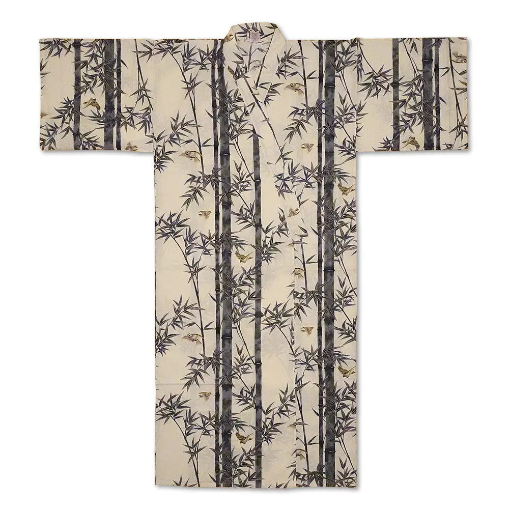 Japanischer Herren-Yukata aus hellbeiger Baumwolle mit vertikalen Bambusstämmen und kleinen Spatzenmotiven, wie im Dokument #901 - Men - Bamboo & Sparrow - White.webp dargestellt.