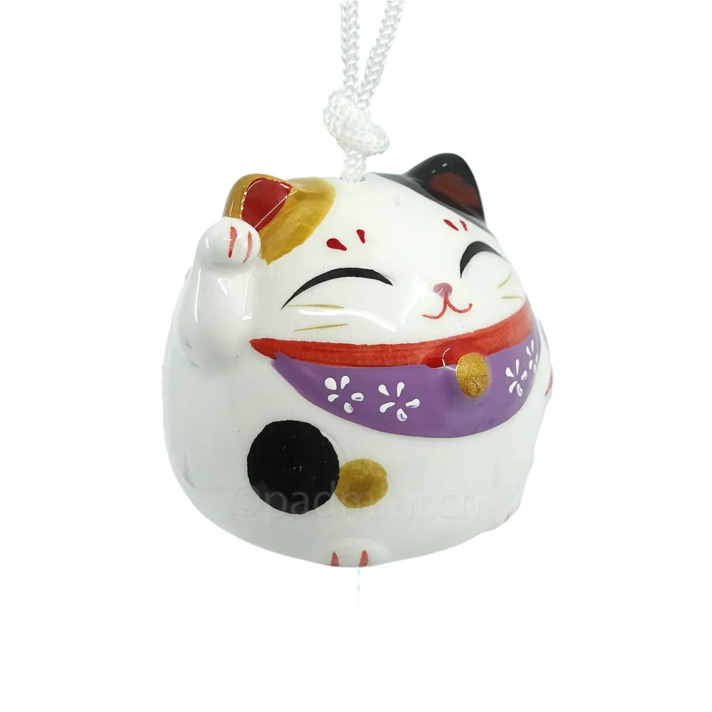 Weisses Keramikglöckchen Maneki Neko mit erhobener Pfote, violettem Blumenhalsband, goldfarbenen Details und weisser Aufhängekordel