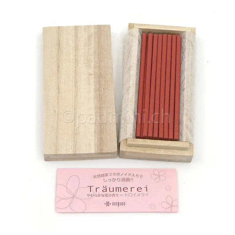 Geöffnete Holzbox Kunjudo Träumerei mit 30 japanischen Räucherstäbchen und dekorativer Originaletikette.