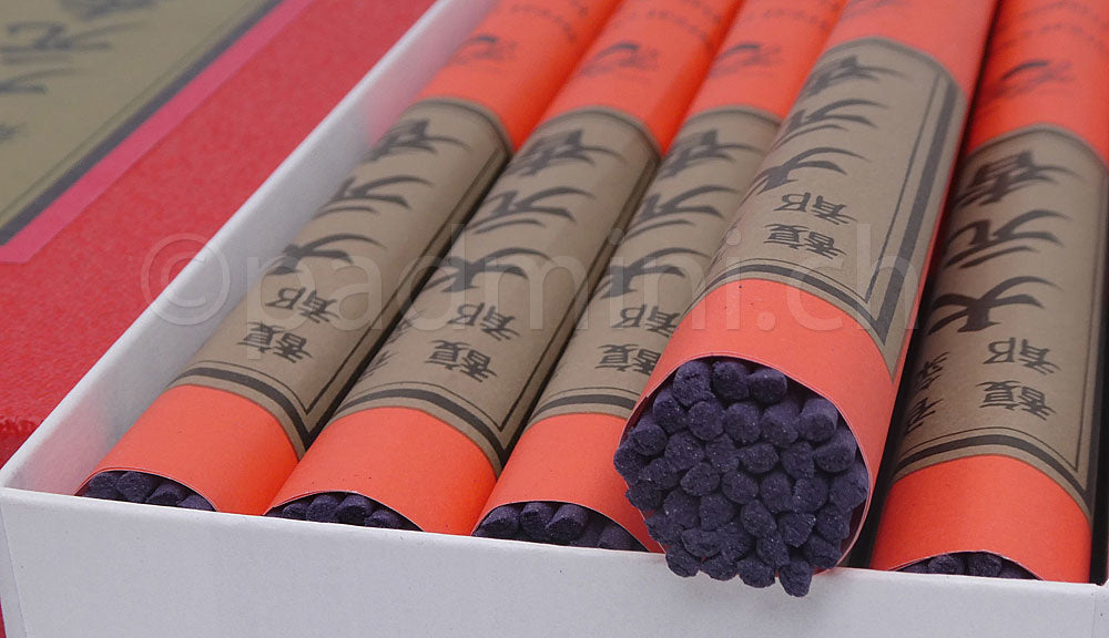 Detailansicht der violetten Nippon Kodo Daigen-Koh Räucherstäbchen in mehreren japanischen Rollenverpackungen.
