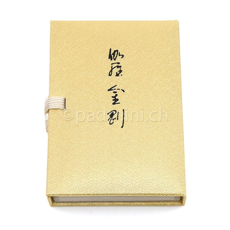 Nippon Kodo Kyara Kongo Geschenkbox in hellem Goldton mit schwarzer japanischer Beschriftung und seitlicher Stoffschlaufe.