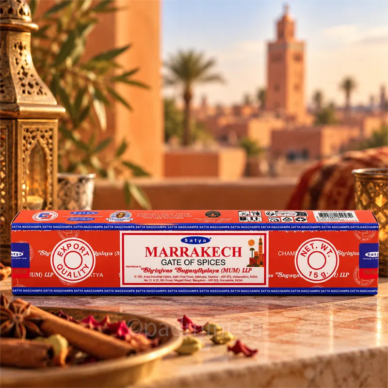 Satya Marrakech Räucherstäbchen von Shrinivas Sugandhalaya (MUM) LLP in der 15-g-Packung vor marokkanischer Kulisse mit Laternen, Gewürzen und Palmen.