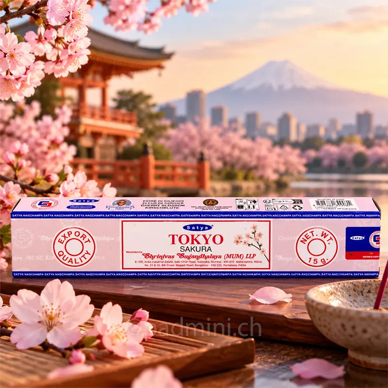 Satya Tokyo Räucherstäbchen von Shrinivas Sugandhalaya (MUM) LLP in der 15-g-Packung vor japanischer Kulisse mit Kirschblüten, Tempel und Fuji.