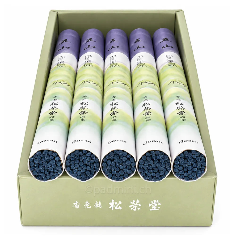 Detailansicht der dunkelblauen Shoyeido Gozan Räucherstäbchen in geöffneten japanischen Rollenverpackungen.