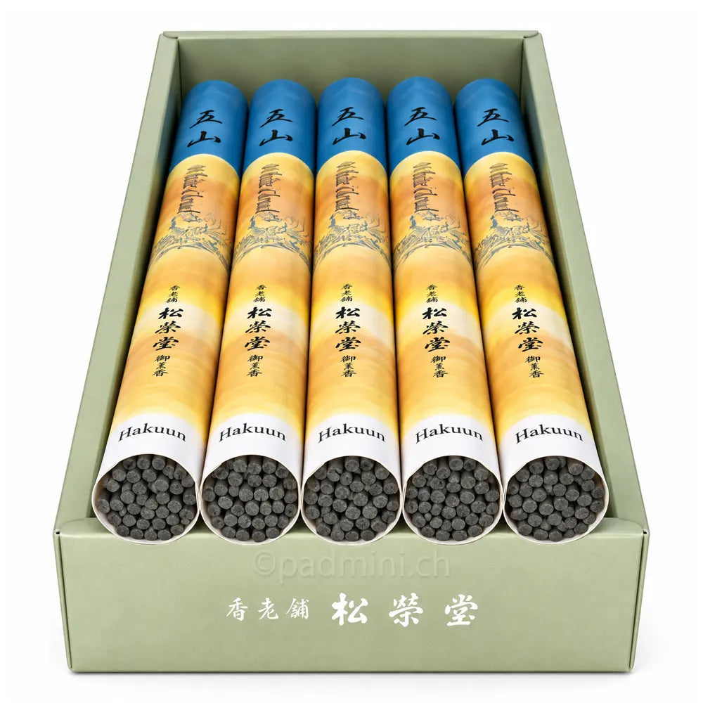Detailansicht der grauen Shoyeido Hakuun Räucherstäbchen in geöffneten japanischen Rollenverpackungen.