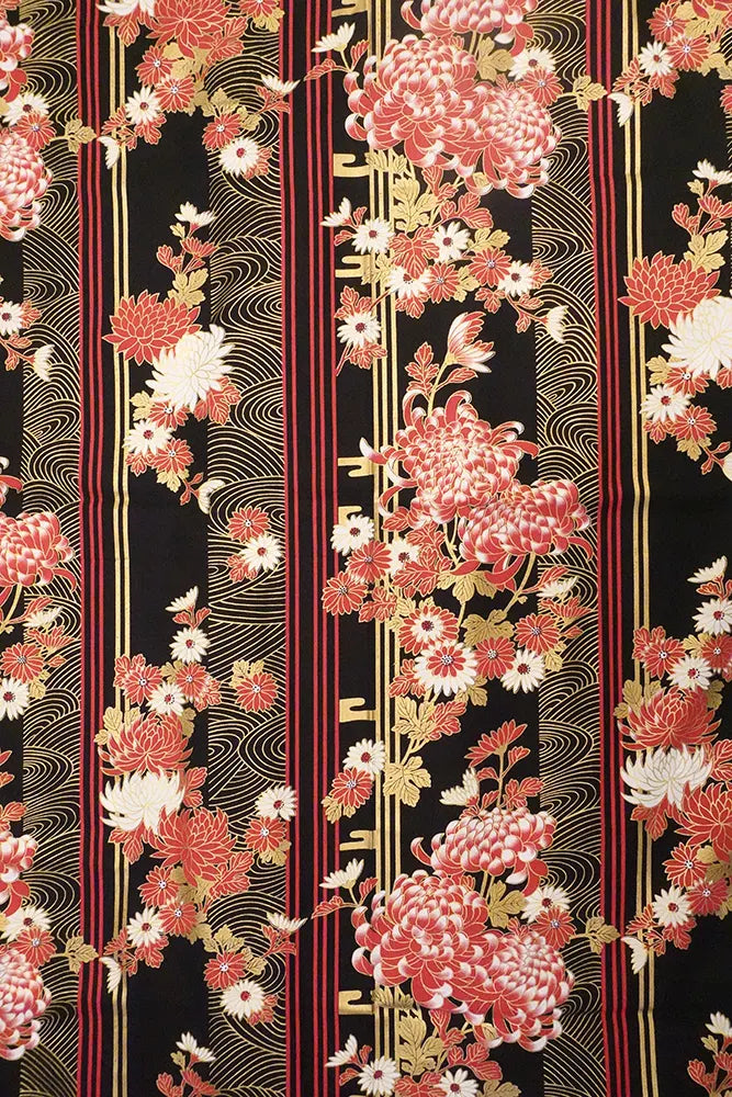 Yukata pour femme, en coton, avec un imprimé de chrysanthèmes sur fond noir.