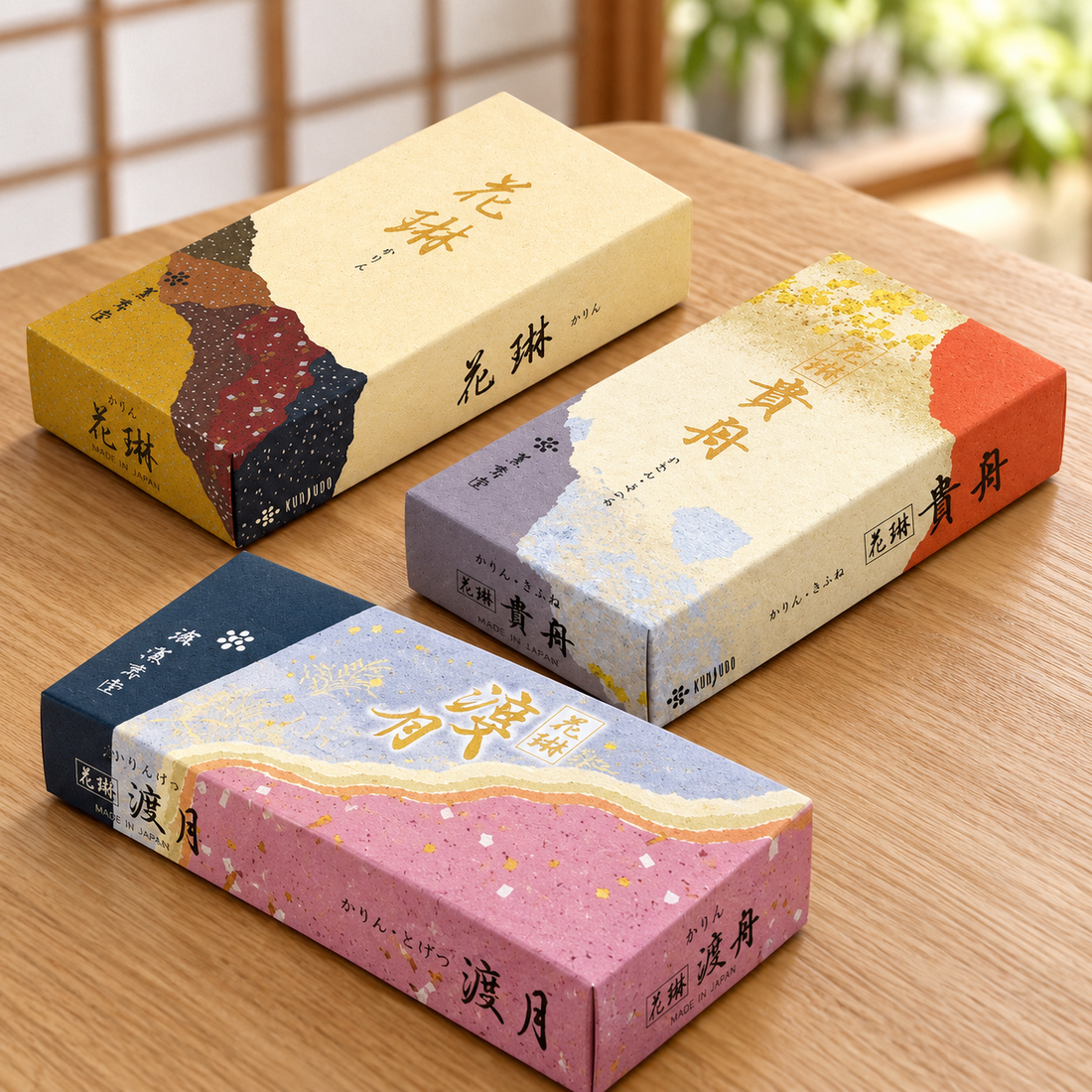 Kunjudo Karin, Karin-Kifune und Karin-Togetsu Räucherstäbchen in dekorativen Schachteln auf einem Holztisch vor einer japanischen Shoji-Wand