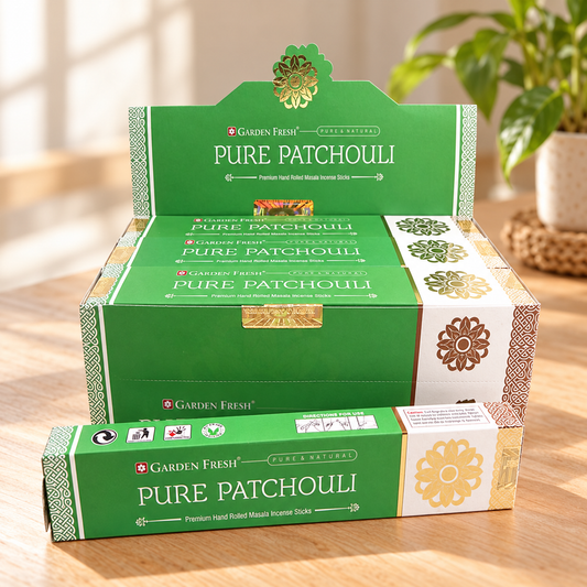Garden Fresh Pure Patchouli Räucherstäbchen im grünen Verkaufsdisplay mit einer Packung davor auf einem hellen Holztisch