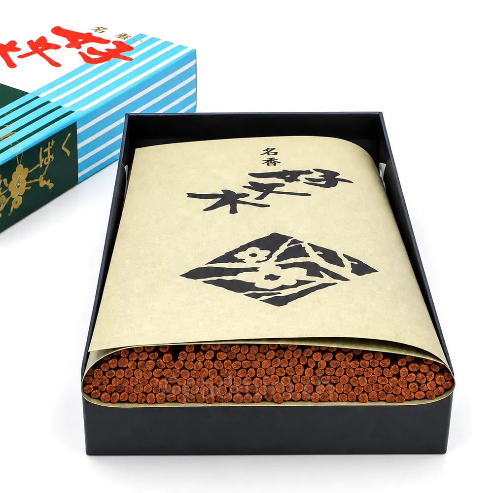 Geöffnete 90 g Packung Baieido Kobunboku mit sichtbaren japanischen Räucherstäbchen und Schutzpapier in der Schachtel.