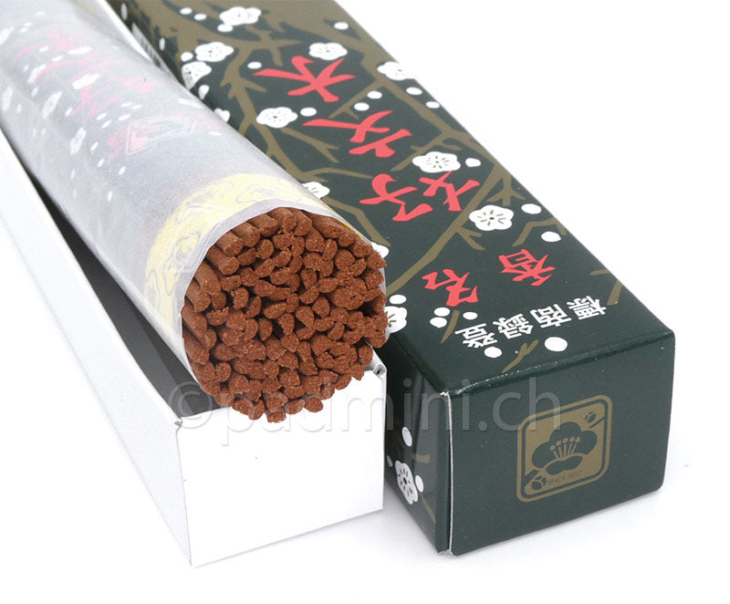 Geöffnete 40-g-Packung Baieido Kobunboku mit sichtbaren japanischen Räucherstäbchen