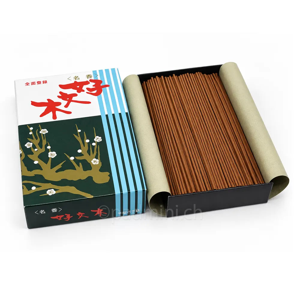 Geöffnete 80-g-Packung Baieido Kobunboku mit sichtbaren japanischen Räucherstäbchen