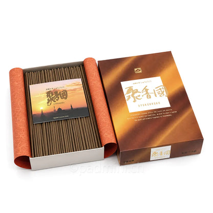Geöffnete 50 g Schachtel Baieido Shukohkoku mit sichtbaren japanischen Räucherstäbchen, Innenpapier und beiliegendem Heft.