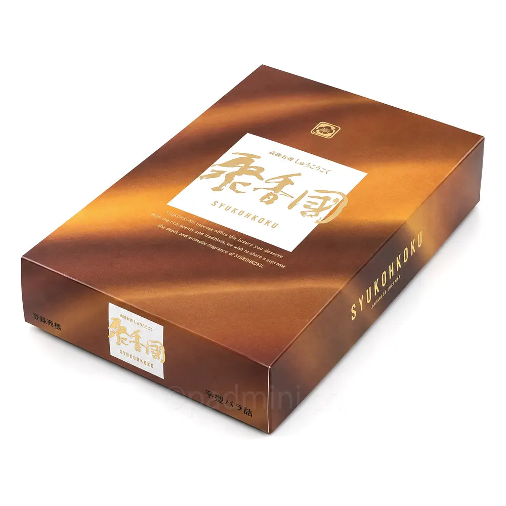 Baieido Shukohkoku japanische Räucherstäbchen in der geschlossenen 50-g-Originalverpackung in warmen Braun- und Goldtönen.