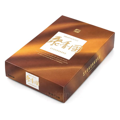 Baieido Shukohkoku japanische Räucherstäbchen in der geschlossenen 50-g-Originalverpackung in warmen Braun- und Goldtönen.