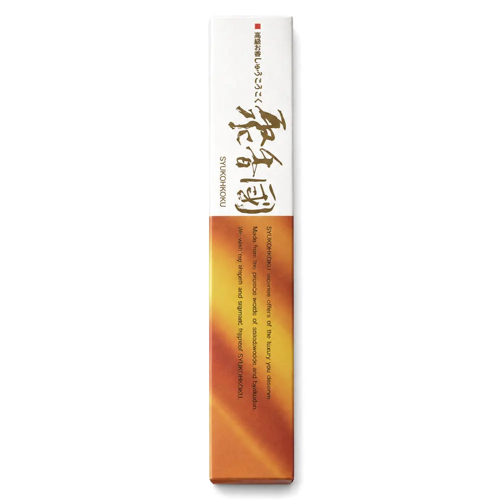 Baieido Shukohkoku japanische Räucherstäbchen in der schmalen 8-g-Originalverpackung in Weiss und warmen Braun- und Goldtönen.