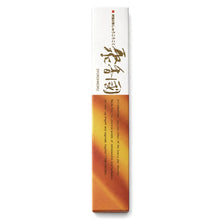 Baieido Shukohkoku japanische Räucherstäbchen in der schmalen 8-g-Originalverpackung in Weiss und warmen Braun- und Goldtönen.
