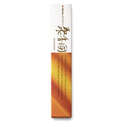 Baieido Shukohkoku japanische Räucherstäbchen in der schmalen 8-g-Originalverpackung in Weiss und warmen Braun- und Goldtönen.