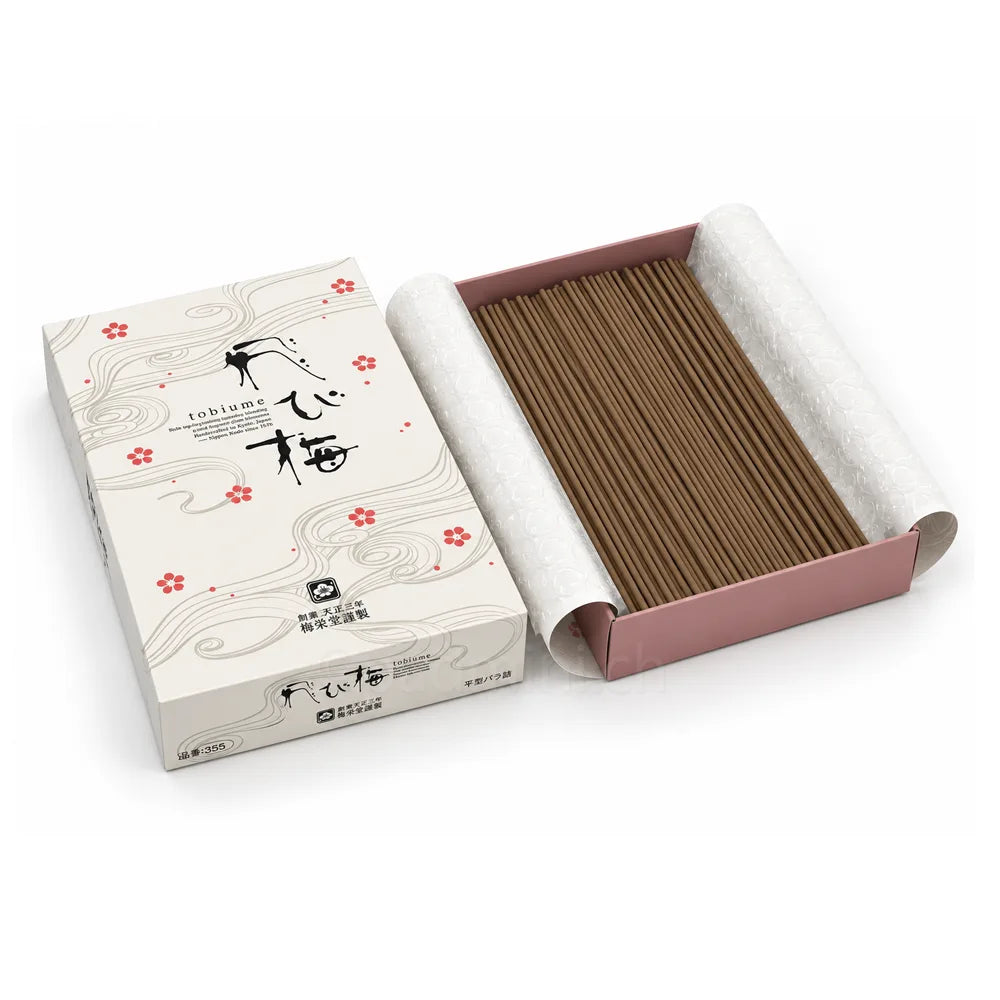 Geöffnete Schachtel Baieido Tobiume mit japanischen Räucherstäbchen in einer rosafarbenen Innenbox und dekorativer Originalverpackung mit Pflaumenblütenmotiven.
