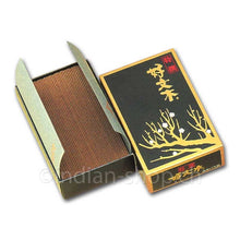 Baieido Tokusen Kobunboku japanische Räucherstäbchen in der 50-g-Packung mit geöffneter Schachtel und sichtbaren Räucherstäbchen.