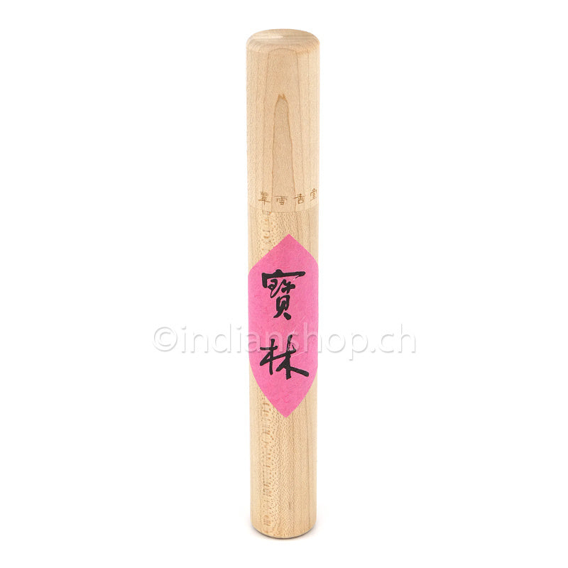 Koreanische Bo Rim Räucherstäbchen in einer schlichten Holzröhre mit rosafarbener Etikette.