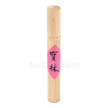 Koreanische Bo Rim Räucherstäbchen in einer schlichten Holzröhre mit rosafarbener Etikette.