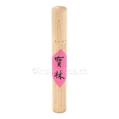 Koreanische Bo Rim Räucherstäbchen in einer schlichten Holzröhre mit rosafarbener Etikette.