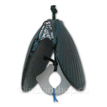 Japanische Furin-Windglocke aus Gusseisen in Form einer Jakobsmuschel mit gerippter Oberfläche und dunkelgrün-bläulicher Patina