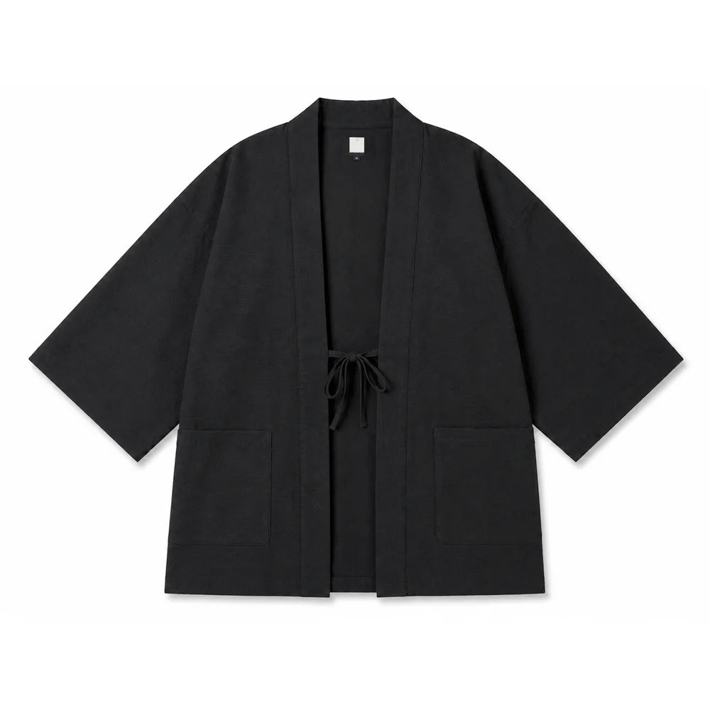 Traditionelle japanische Haori-Jacke aus Schwarzer Shantung-Baumwolle, flach liegend präsentiert, hergestellt in Kyoto.