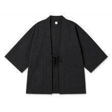 Traditionelle japanische Haori-Jacke aus Schwarzer Shantung-Baumwolle, flach liegend präsentiert, hergestellt in Kyoto.