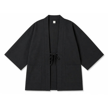 Traditionelle japanische Haori-Jacke aus Schwarzer Shantung-Baumwolle, flach liegend präsentiert, hergestellt in Kyoto.