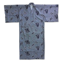 Traditioneller japanischer Herren-Yukata aus grauer Baumwolle mit schwarzen Vier-Jahreszeiten-Kanji-Schriftzeichen.