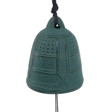 Japanische Iwachu Furin-Windglocke CV-525 aus dunkelgrünem Gusseisen mit geometrischem Reliefmuster und schwarzer Aufhängekordel