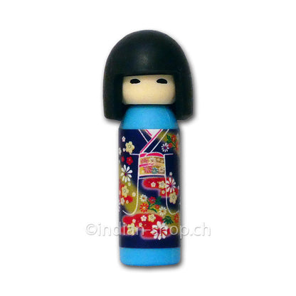 Iwako Radiergummi in Form einer japanischen Kokeshi-Puppe mit blauem Kimono und buntem Blumenmuster, Höhe 4,5 cm.