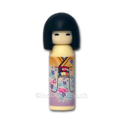 Iwako Radiergummi in Form einer japanischen Kokeshi-Puppe mit gelb-lila Kimono und floralem Muster, Höhe 4,5 cm.
