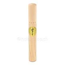 Koreanische Ja Geum Räucherstäbchen in einer schlichten Holzröhre mit goldfarbener Etikette.