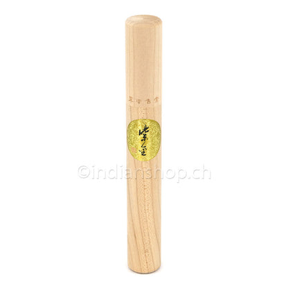 Koreanische Ja Geum Räucherstäbchen in einer schlichten Holzröhre mit goldfarbener Etikette.
