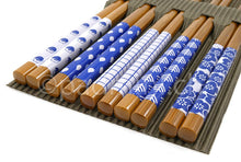 Set aus fünf Paar japanischen Essstäbchen aus Holz mit unterschiedlichen blau-weissen Mustern.