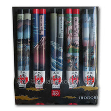 Detailansicht japanischer Essstäbchen mit traditionellen Ukiyo-e-Motiven, darunter Landschaften und die grosse Welle, in dekorativer Geschenkverpackung.