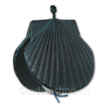 Japanische Furin-Windglocke aus Gusseisen in Form einer gerippten Muschelschale mit dunkelgrüner und bläulicher Oberfläche