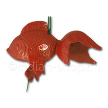 Japanische Furin-Windglocke aus rotem Gusseisen in Form eines Fisches mit reliefartigen Schuppen, grosser Schwanzflosse und hängendem Klöppel