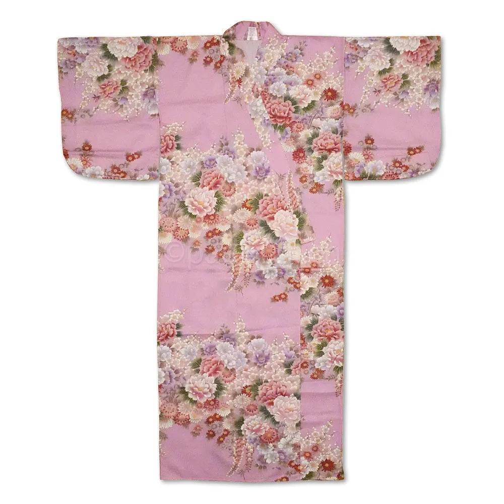 Japanischer Damen-Yukata aus Baumwolle mit bunten blühenden Blumenmotiven vor rosa Hintergrund, hergestellt in Kyoto.