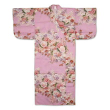Japanischer Damen-Yukata aus Baumwolle mit bunten blühenden Blumenmotiven vor rosa Hintergrund, hergestellt in Kyoto.