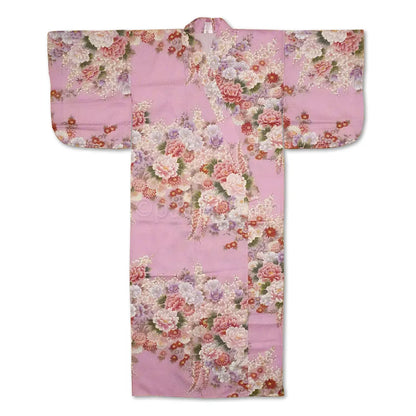 Japanischer Damen-Yukata aus Baumwolle mit bunten blühenden Blumenmotiven vor rosa Hintergrund, hergestellt in Kyoto.