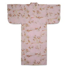 Japanischer Damen-Yukata aus rosa Baumwolle mit Mustern von Pflaumenblüten und goldenen Zweigen der Kollektion Golden Plum, hergestellt in Kyoto.