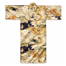 Japanischer Herren-Yukata aus Seide mit goldfarbenen Drachen, stilisierten Wellen und traditionellen Motiven auf dunkelblauem Grund.