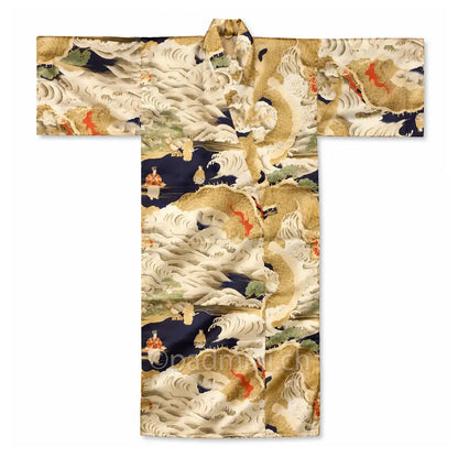 Japanischer Herren-Yukata aus Seide mit goldfarbenen Drachen, stilisierten Wellen und traditionellen Motiven auf dunkelblauem Grund.