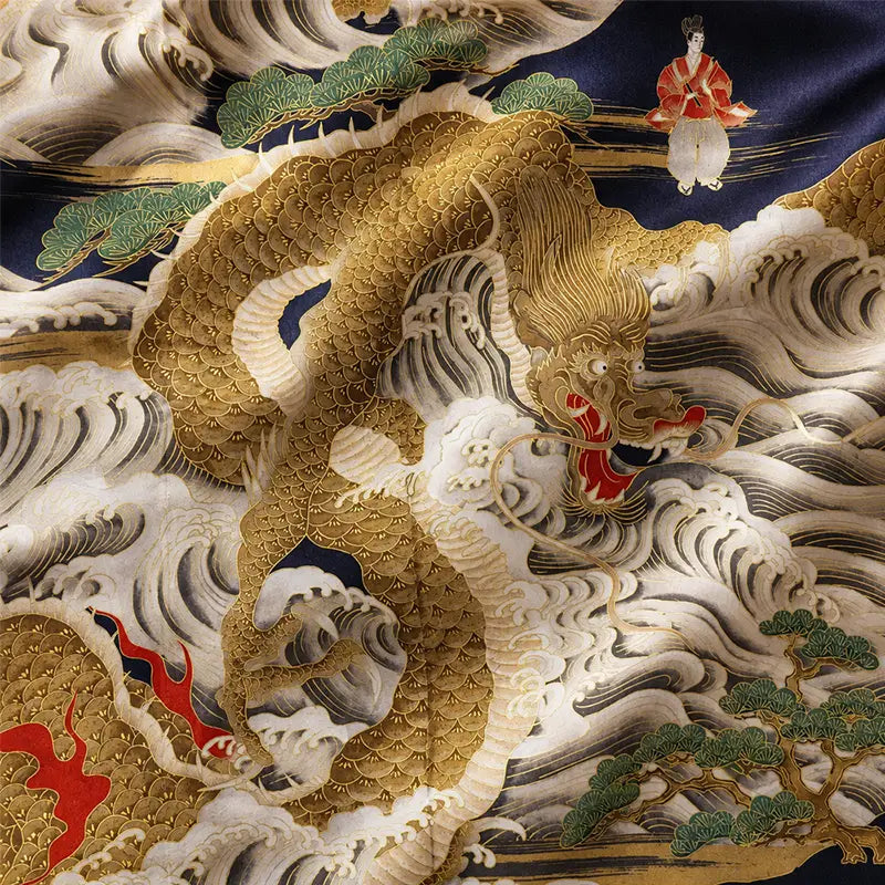 Detailansicht des Seidenstoffs eines japanischen Herren-Yukata mit goldenem Drachen, stilisierten Wellen und traditionellen japanischen Motiven.