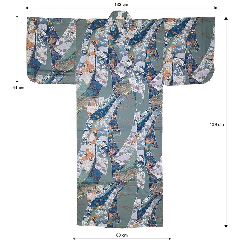 Japanischer Kimono in Grün- und Blautönen mit floralem Muster, dargestellt mit den Massen 132 × 139 cm und einer Saumbreite von 60 cm.