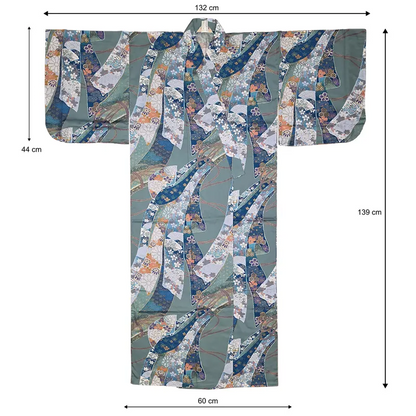 Japanischer Kimono in Grün- und Blautönen mit floralem Muster, dargestellt mit den Massen 132 × 139 cm und einer Saumbreite von 60 cm.